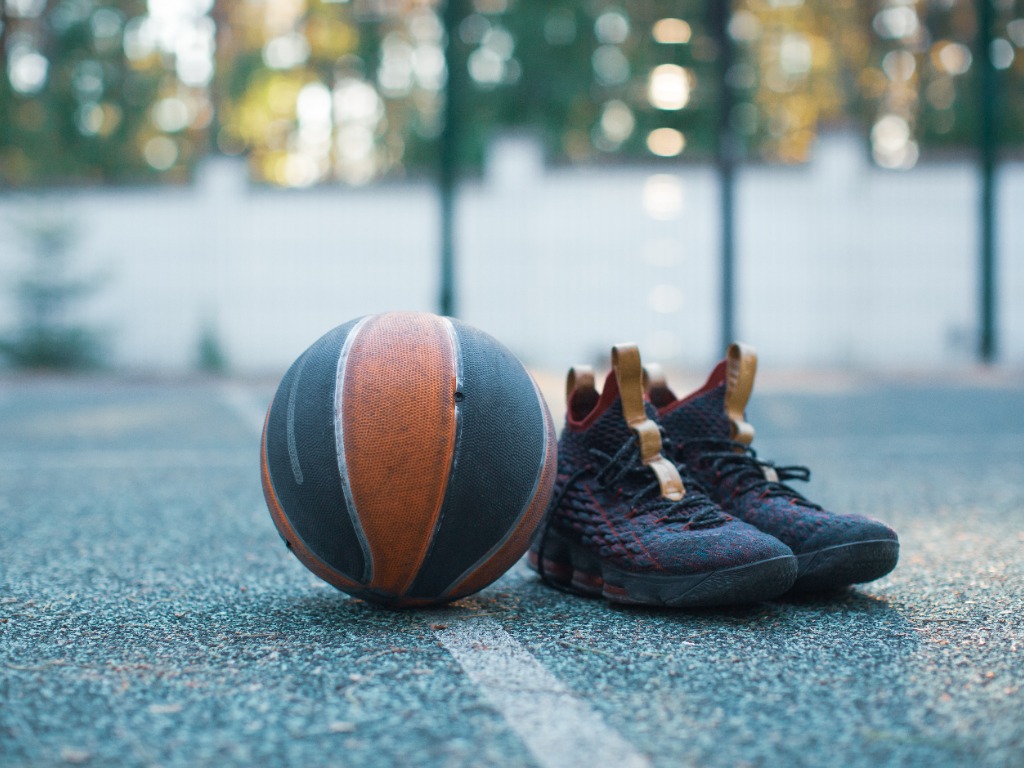 pelota y zapatillas de basquet